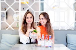 twee vrouwen drinken frisdrank